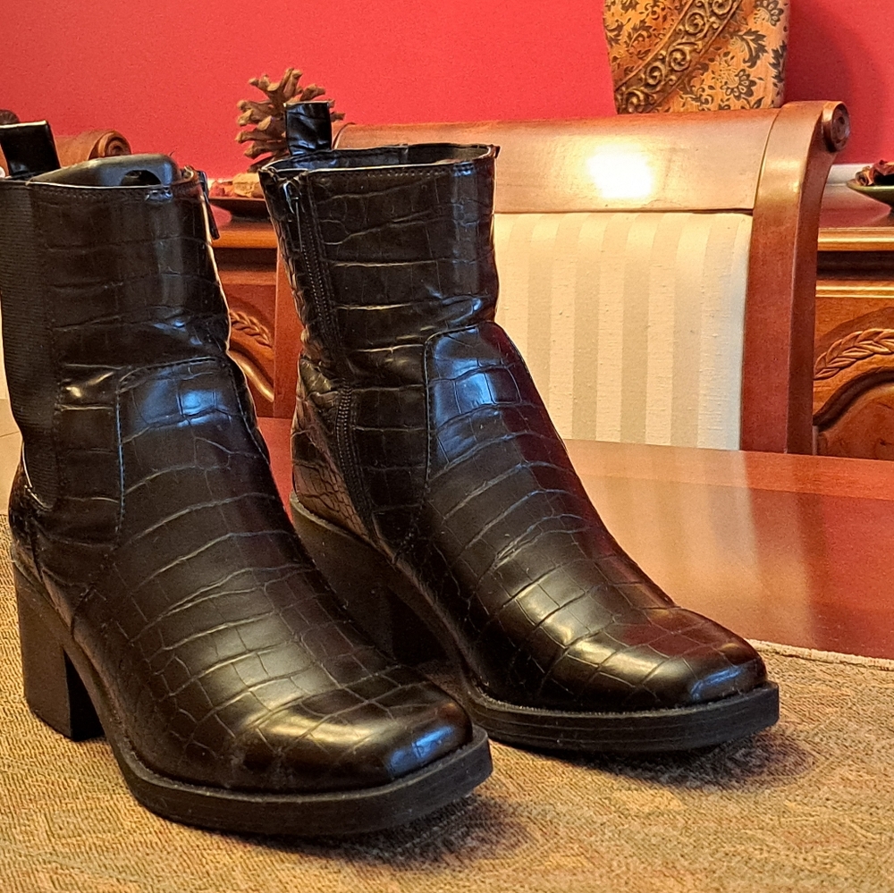 Bleecker & Bond Black Crocodile Embossed boots size 8